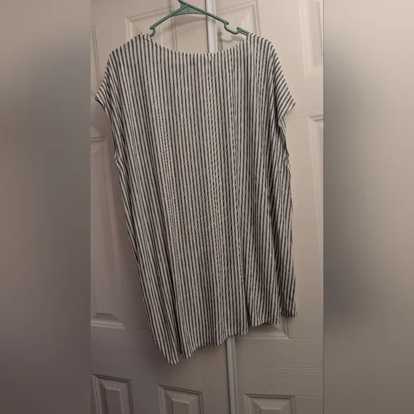 Max Studio Black and White Tie Front Blouse - Picture 5 of 5